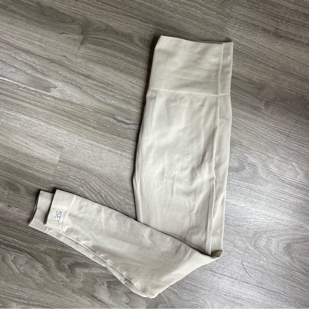 Cream set active leggings